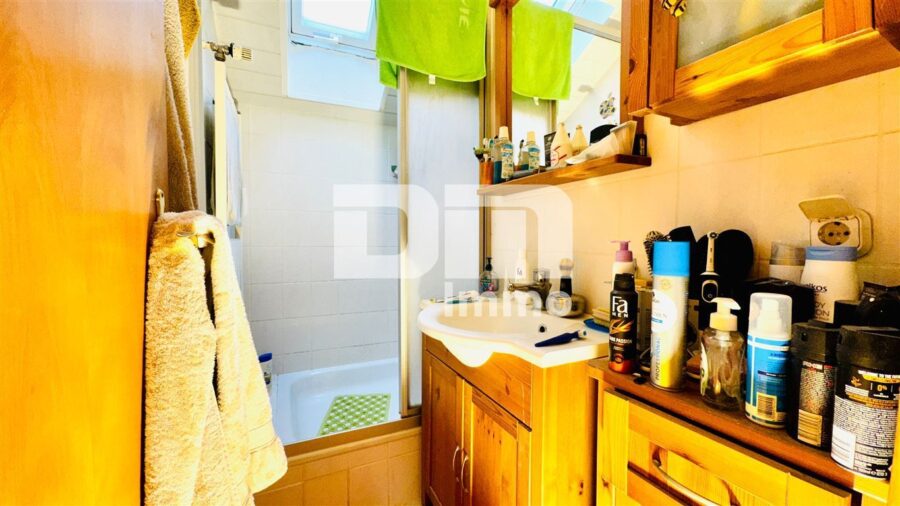 Umfangreich teilsaniertes Dreifamilienhaus mit Garage + PV Anlage und großem Garten - WE3 DG Badezimmer / Dusche
